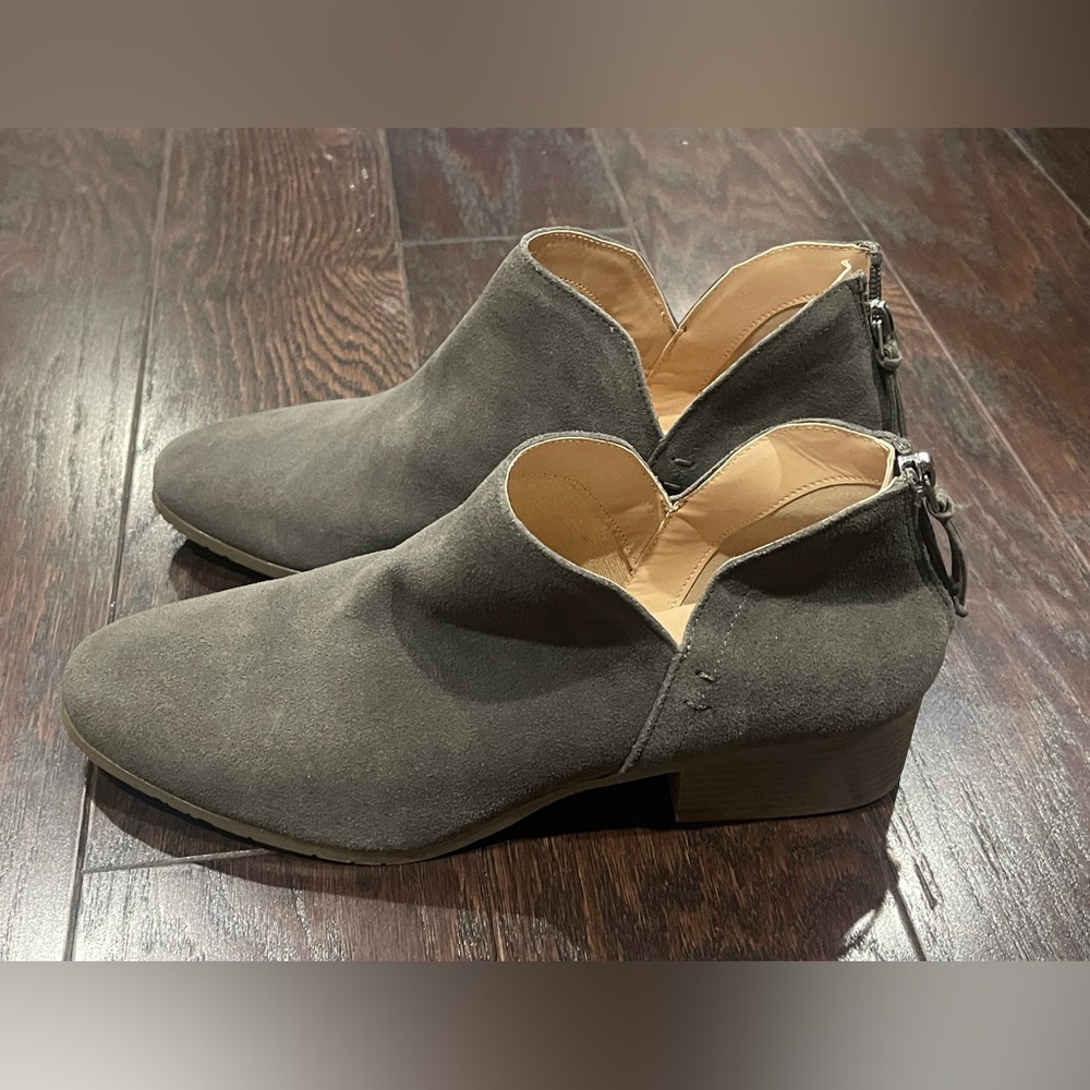 Kenneth Cole Reaction Women Side Skip Ankle Booties Size 8.5 M Gray Suede NEW